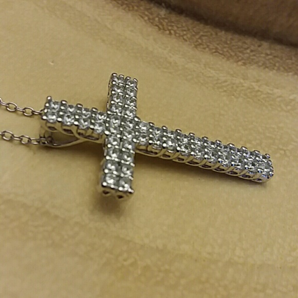 BEAUTIFUL CROSS NECKLACE - Picture 3 of 8